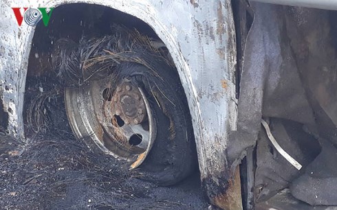 Lốp phải phía sau xe đã được phát hiện móp và bốc khói trước khi bốc cháy.