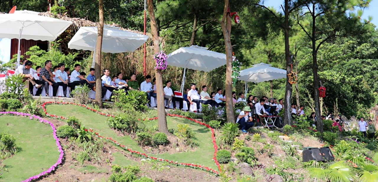 Đông đại các đại biểu và nhân dân dự lễ công bố điểm du lịch sinh thái hồ Yên Trung