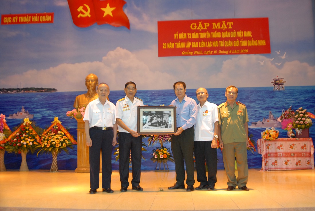 Tham dự chương trình gặp mặt tại Quảng Ninh, Ban Liên lạc quân giới TP Hà Nội trao tặng món quà kỷ niệm là bức ảnh hiếm về Bác Hồ với CBCS ngành quân giới (Chụp tại xưởng quân giới Đội Cấn thời kháng chiến chống Pháp).