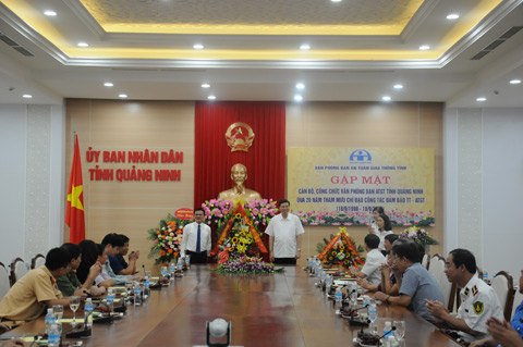 Đồng chí Nguyễn Đức Long, Phó Bí thư Tỉnh ủy, Chủ tịch UBNDT tỉnh, Trưởng Ban ATGT tỉnh tặng lẵng hoa chức mừng 