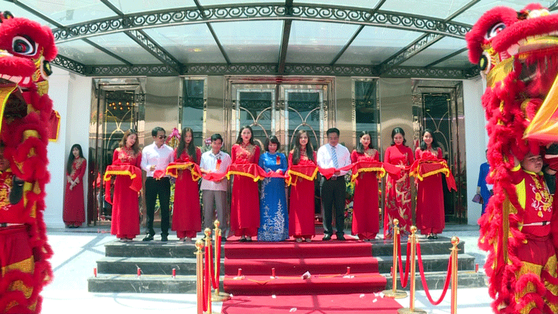 Đồng chí Vũ Thị Thu Thủy, Phó Chủ tịch UBND tỉnh cùng các đại biểu cắt băng khánh thành khách sạn 