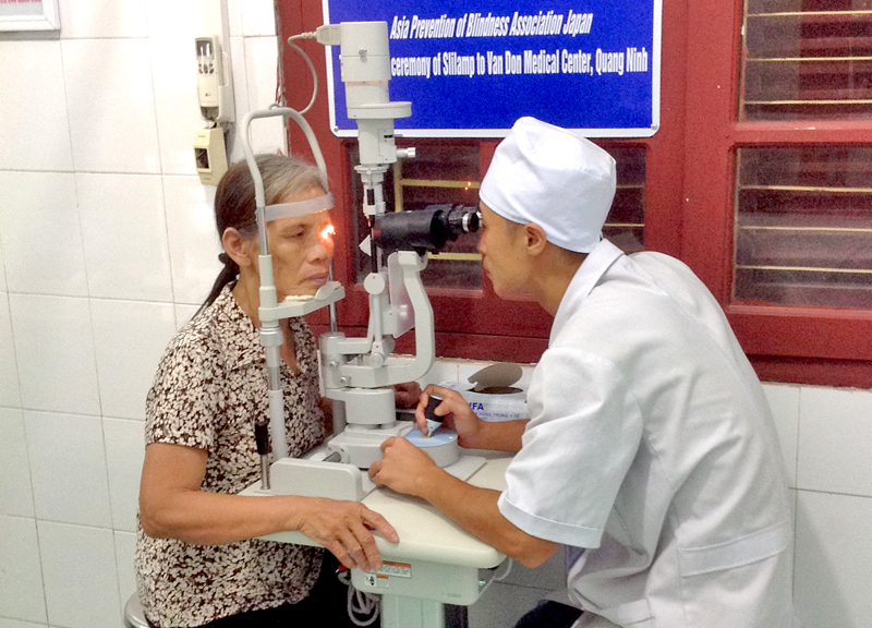 Kiểm tra mắt cho bệnh nhân tại Trung tâm Y tế huyện Vân Đồn.