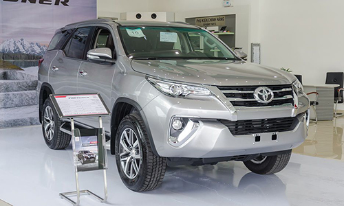 Toyota Fortuner trưng bày tại một đại lý ở Hà Nội.