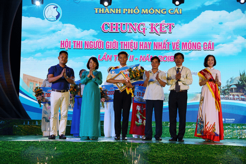 Đồng chí Vũ Thị Thu Thủy, Phó Chủ tịch UBND tỉnh trao giải nhất cho thí sinh Lê Công Huỳnh.