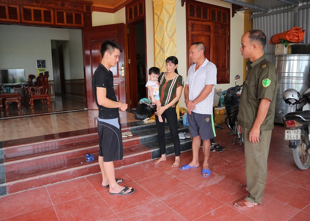Anh Dương Văn Việt (áo xanh, bên phải), Đội trưởng Đội phòng chống TNXH xã Liên Hòa (TX Quảng Yên) đến thăm hỏi gia đình có đối tượng nghiện ma túy