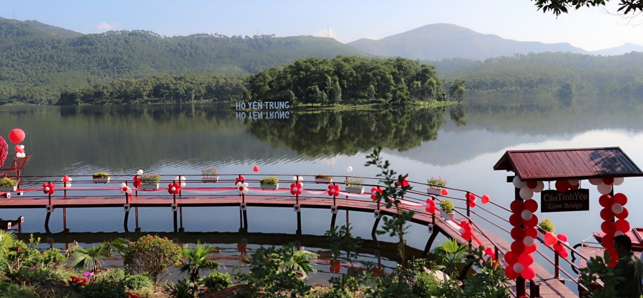 Một phần cây cầu Tình yên trên hồ Yên Trung