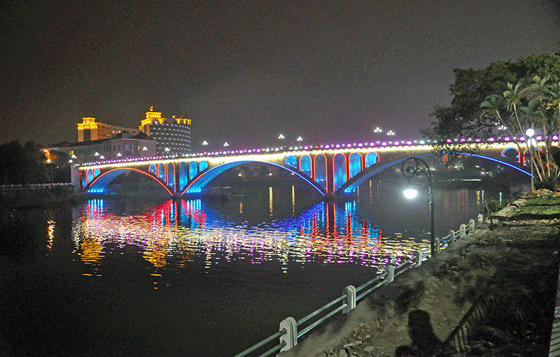 Cầu Ka Long lung linh ánh đèn về đêm.