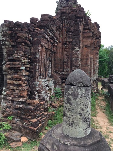 Nhiều đền thờ chính ở Mỹ Sơn thờ bộ linga.