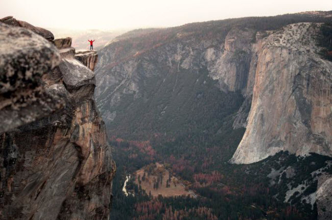 Du khách chào ngày mới trên vách đá tại Thung lũng Yosemite, bang California, Mỹ.