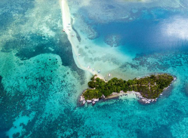 Hòn đảo Snake ở Philippines. Dải cát của hòn đảo chỉ xuất hiện khi thủy triều xuống thấp.