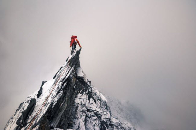 Người leo núi đứng trên đỉnh Täschhorn thuộc dãy núi Alps ở Thụy Sĩ.