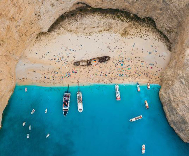 Xác của tàu MV Panagiotis nằm trên bãi biển Navagio Beach ở đảo Zakynthos, Hi Lạp.
