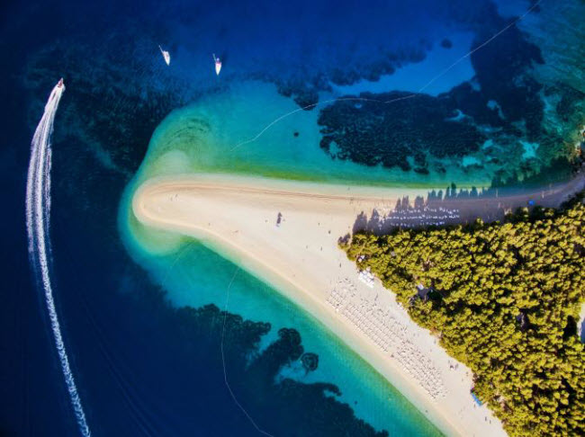 Bức ảnh từ trên cao chụp phong cảnh tại mũi Golden Cape ở Croatia.