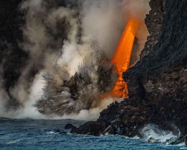 Khoảnh khắc dung nham nóng từ núi lửa Kīlauea trên đảo Hawai chảy xuống biển.