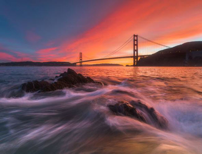 Khunh cảnh hoàng hôn tuyệt đẹp phía sau cổng Cổng vàng ở thành phố San Francisco, bang California, Mỹ.