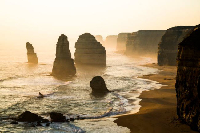 Những cấu trúc đá vôi trên bãi biển ở Victoria, Australia.