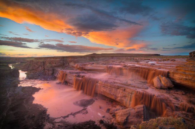 Vào lúc hoàng hôn, nước trên thác Grand có màu như sô-cô-la ở sông Little Colorado, bang Arizona, Mỹ.