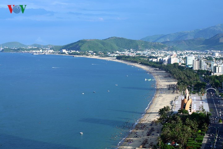 Nha Trang, thành phố biển xanh cát trắng, góc nhìn về phía nam thành phố.