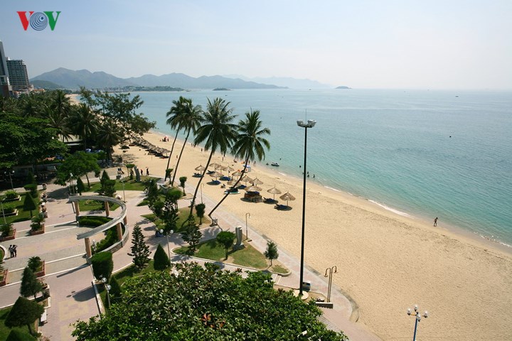 Một góc bờ biển Nha Trang bên đường Trần Phú ở gần quảng trường trung tâm.