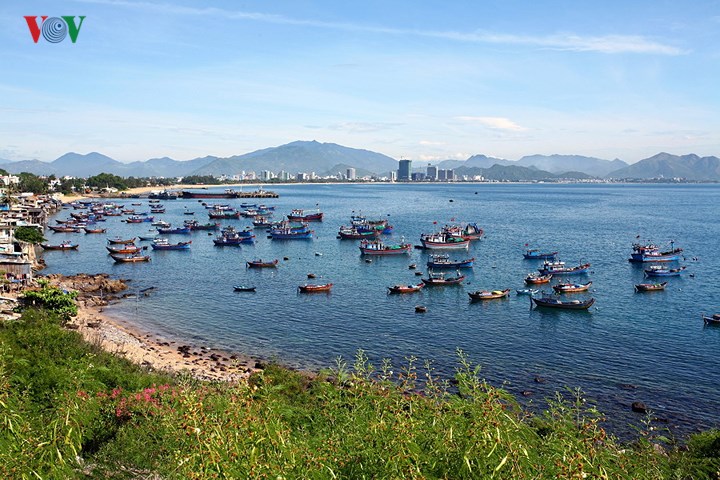 Vịnh Nha Trang nhìn từ Lầu Bảo Đại trên núi Cảnh Long ở phía nam thành phố.