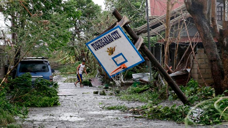 Thành phố Tuguegarao tan hoang sau khi bão Mangkhut quét qua (ảnh: CNN)