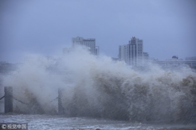 Sóng biển dâng cao ở thành phố Sán Đầu, phía nam tỉnh Quảng Đông trong sáng nay (ảnh: China Plus)