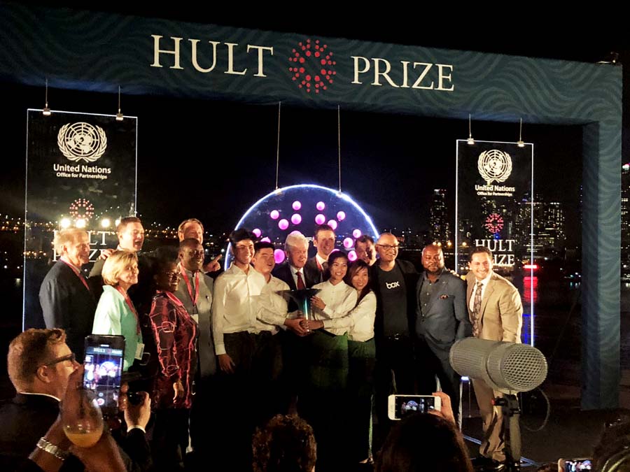 Đội SunRice nhận giải nhất cuộc thi từ cựu Tổng thống Bill Clinton. Ảnh: TTXVN phát