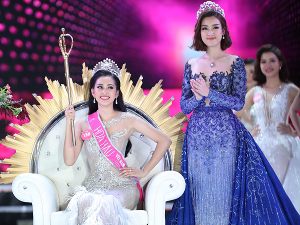 Tiểu Vy kế nhiệm Đỗ Mỹ Linh (phải) - Hoa hậu Việt Nam 2016.