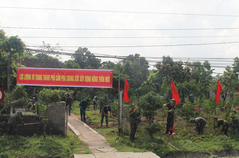Cán bộ chiến sĩ LLVT TP Cẩm Phả chung sức xây dựng vườn kiểu mẫu tại thôn Cầu Trắng, xã Cộng Hòa.