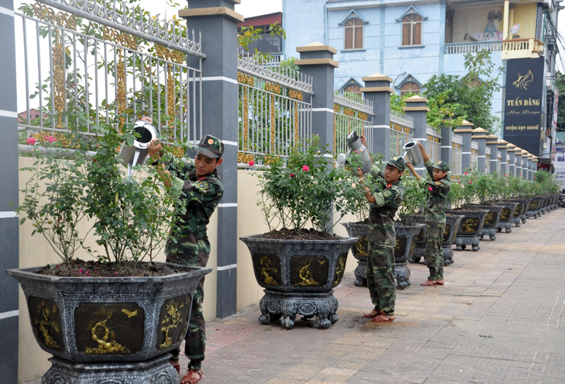 Cán bộ chiến sĩ Ban CHQS TP trồng chậu hoa hồng bao quanh doanh trại đơn vị góp phần xây dựng cảnh quan xanh-sạch-đẹp cho đơn vị nói riêng và thành phố nói chung. 