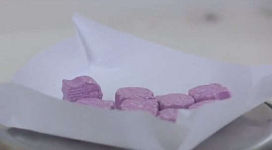 Hai chất ma túy mới được phát hiện nằm trong các mẫu viên nén màu tím hồng.