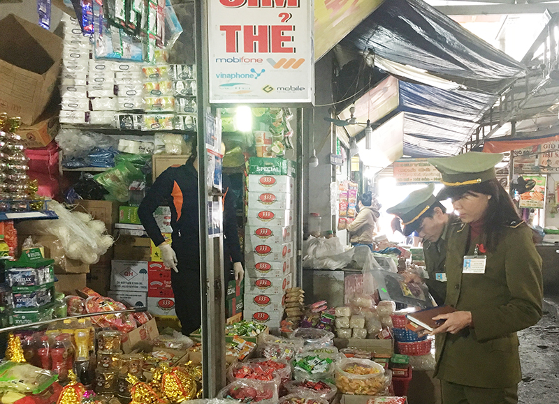 Đội Quản lý thị trường số 3 TP Cẩm Phả kiểm tra thực phẩm tại chợ Cẩm Đông