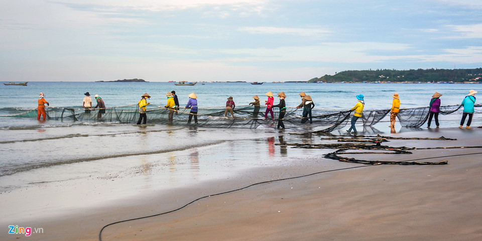 Đến tham quan vùng biển Bình Châu, du khách có thể trải nghiệm kéo lưới vây cá cùng ngư dân nơi đây. Theo các chuyên gia, vùng biển Bình Châu tích hợp nhiều giá trị di sản. Khu vực này không chỉ có di sản biển phong phú được ví là 
