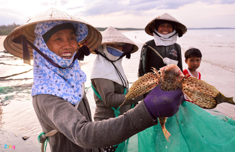 Ngư dân vui vẻ giới thiệu với du khách loài cá mao tiên rực rỡ sắc màu vừa đánh bắt được ở vùng biển Bình Châu.