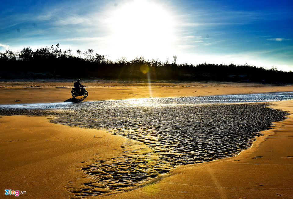 Thủy triều rút ra xa để lại dấu vết hệt như gợn sóng uốn lượn trên bãi cát vàng ở xã Bình Phú, huyện Bình Sơn.