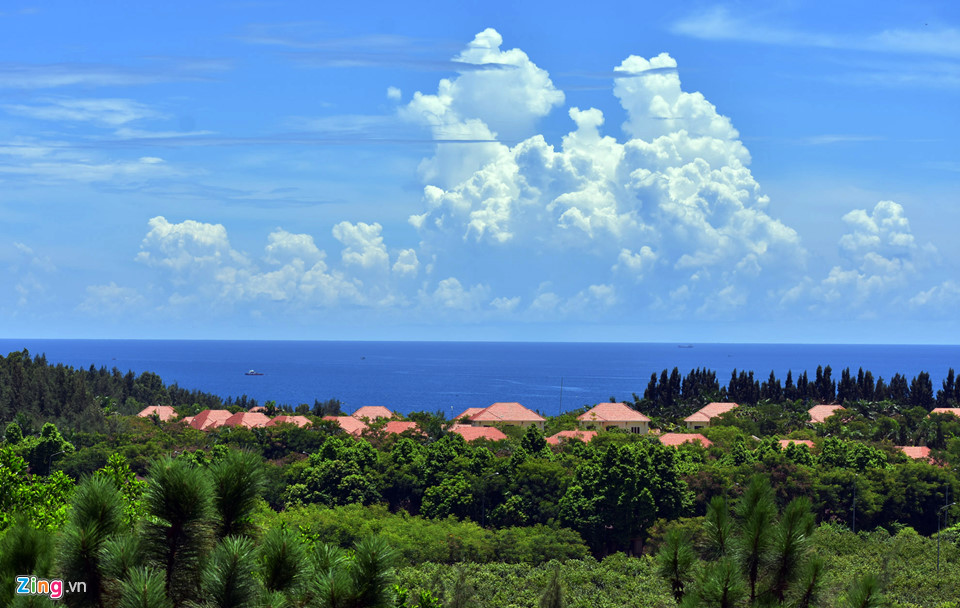 Mây vờn tạo hình thù kỳ thú bên cạnh một khu resort nằm sát biển ở khu đô thị mới tạo ấn tượng mạnh cho du khách.