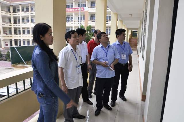 Đoàn công tác của Bộ GD-ĐT kiểm tra công tác bảo quản đề thi, bài thi tại điểm thi Trường THPT số 1 Sa Pa (Lào Cai) trong kỳ thi THPT quốc gia, năm 2018.