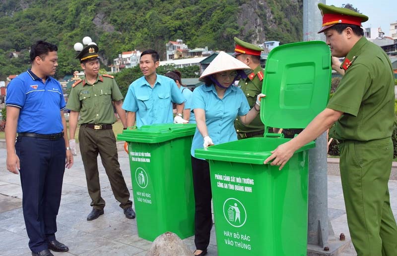 Công an tỉnh hỗ trợ kinh phí đầu tư thùng đựng rác, đặt tại khu bến cá phường Bạch Đăng, TP Hạ Long nhằm nâng cao ý thức trách nhiệm của người dân trong công tác BVMT.  