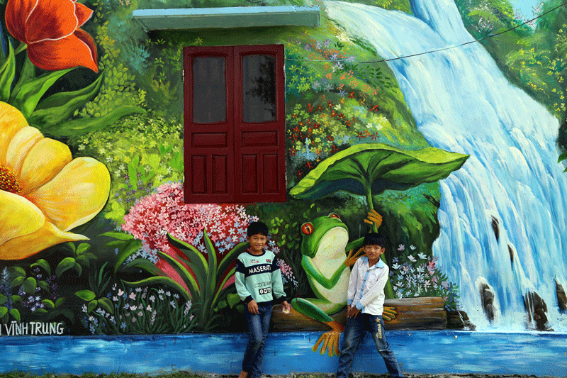Những bức tường bích họa tại xã Vĩnh Trung đã tạo điểm nhấn thu hút du khách đến với xã đảo.