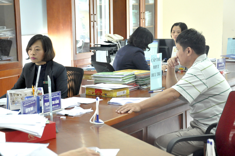 Cán bộ, viên chức BHXH TP Hạ Long giải quyết thủ tục BHXH cho người dân tại Trung tâm hành chính công thành phố. Ảnh: Thu Nguyệt.