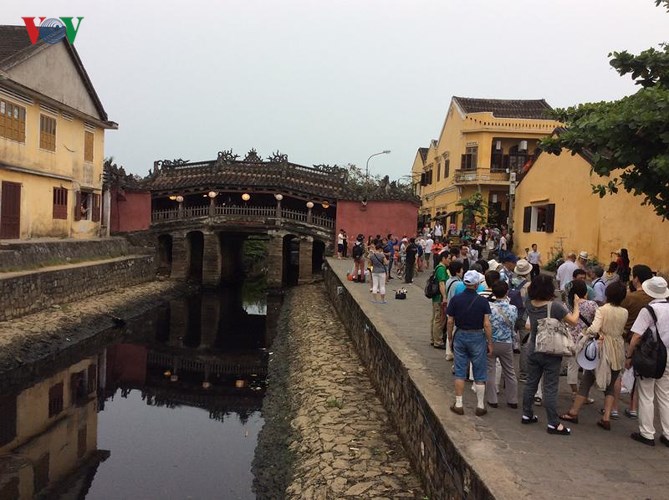 Nổi bật trong khu phố cổ là Cầu Nhật Bản có niên đại từ thế kỷ XVI, dài khoảng 18 mét, bắc qua một lạch nước nhỏ chảy ra sông Hoài, với kiến trúc độc đáo kiểu thượng gia hạ kiều.