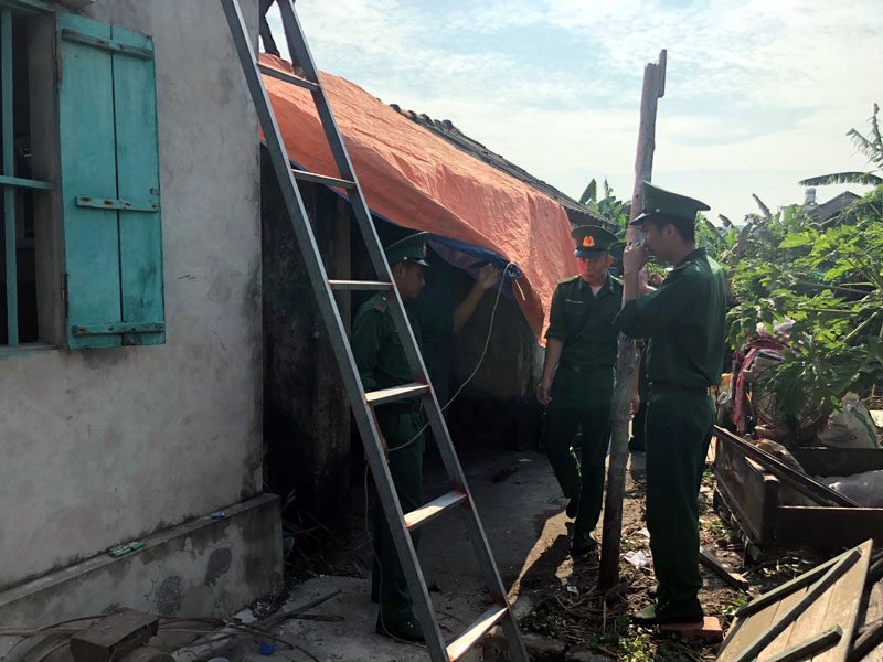 Cán bộ, chiến sĩ Đồn Biên phòng Quan Lạn giúp nhân dân xã Quân Lạn phòng, chống bão Măngkhut