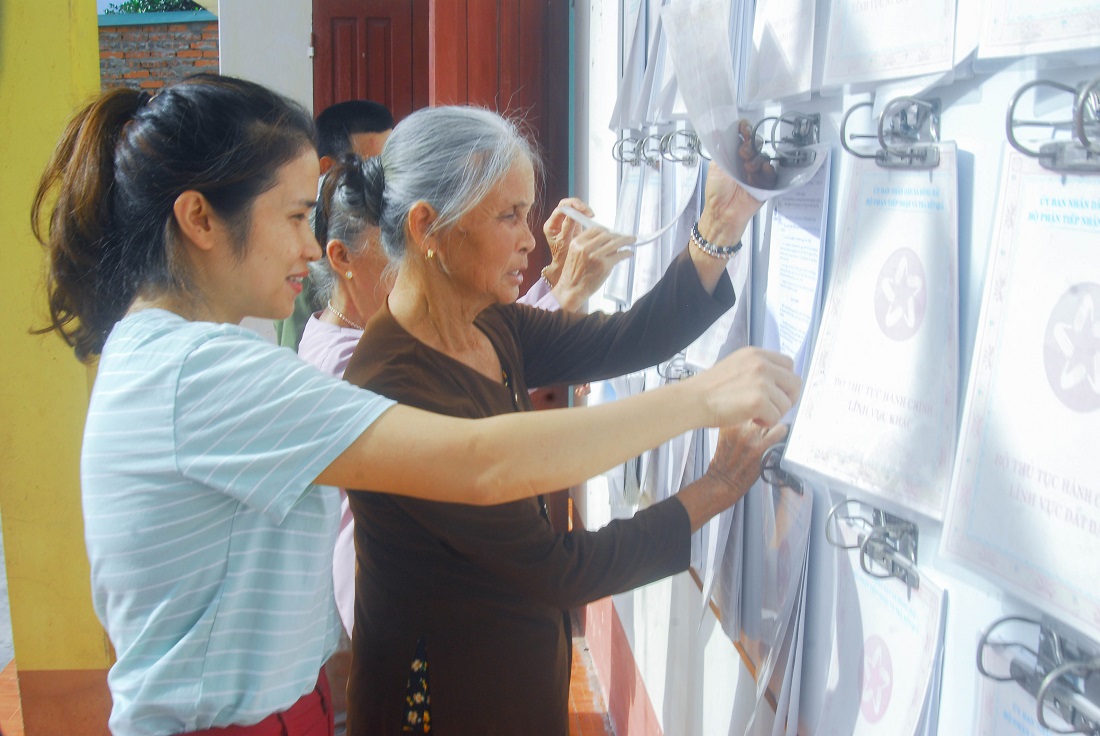 Người dân thôn Làng Nhội (xã Đông Hải, Tiên Yên) nghiên cứu thông tin niêm yết công khai tại nhà văn hóa thôn.