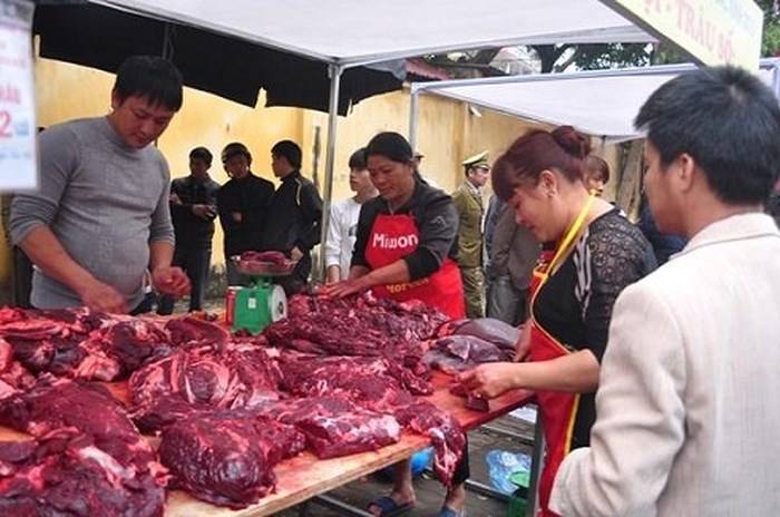Hành vi xả thịt trâu chọi bán với giá “cắt cổ” đã khiến lễ hội mất đi ý nghĩa tốt đẹp