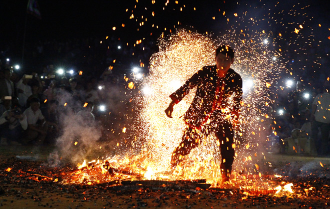 Tiết mục nhảy lửa của dân tộc Pà Thẻn, xã Hồng Quang (Lâm Bình) sẽ tham gia trình diễn tại Liên hoan và Lễ hội.
