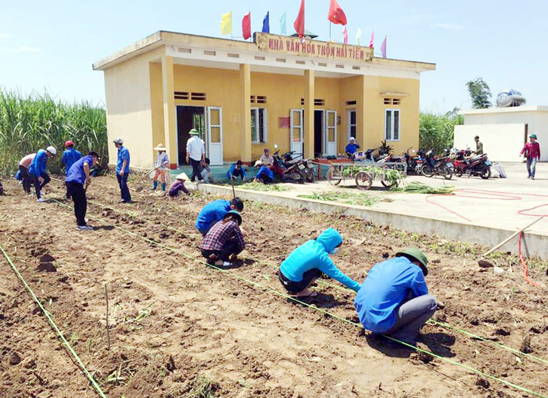 Người dân thôn Hải Tiến, xã Quảng Thành trồng cây, làm vệ sinh Nhà văn hóa thôn 