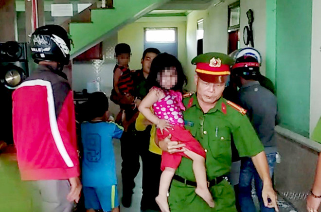 Công an huyện Lệ Thủy cứu được 3 đứa trẻ sau khoảng 30 phút Quân cố thủ trong phòng, đốt nhà. Ảnh: Q.V.
