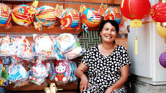 Cô Sáu (ngoài 60 tuổi) là một trong những người đầu tiên mở gian bán lồng đèn ở đầu đường Lương Nhữ Học. Cô cho biết, sạp hàng đến nay cũng đã hơn 20 năm. 