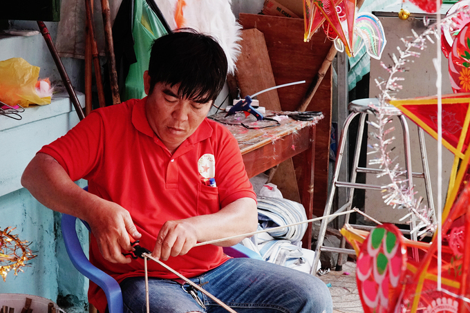 Anh Lâm (42 tuổi) đang sống cùng gia đình tại đường Lương Nhữ Học cho biết đã kinh doanh lồng đèn hơn 20 năm. 