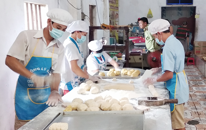 Sản xuất bánh trung thu tại cơ sở bánh kẹo Xuân Thế, Hải Hà